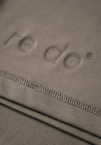 Closeup af logoet på re do® Active T-shirt i Ash Brown