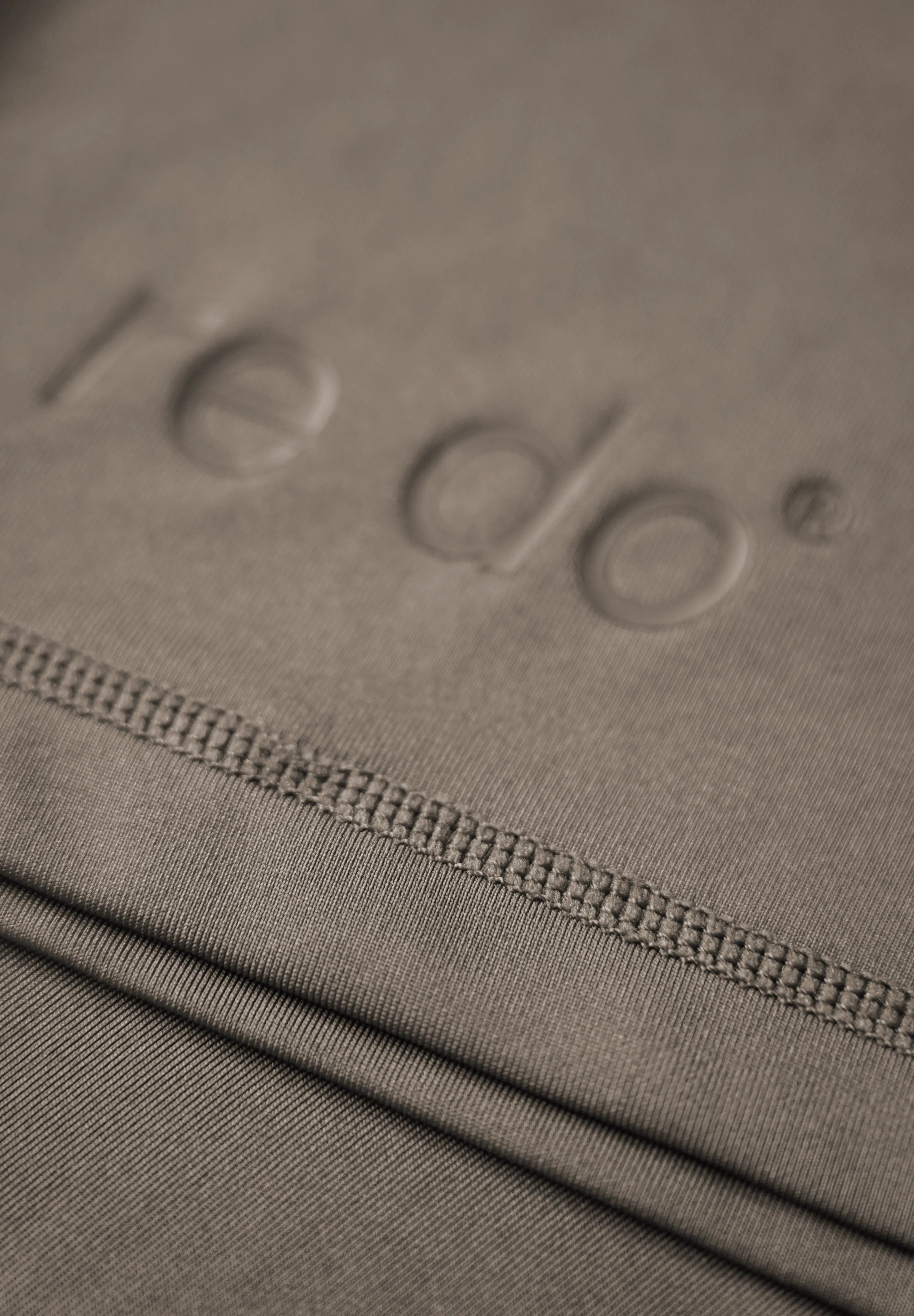 Closeup af logoet på re do® Active T-shirt i Ash Brown