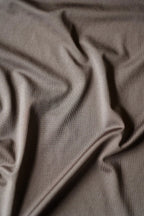 Closeup af stoffet på re do® Active T-shirt i Ash Brown