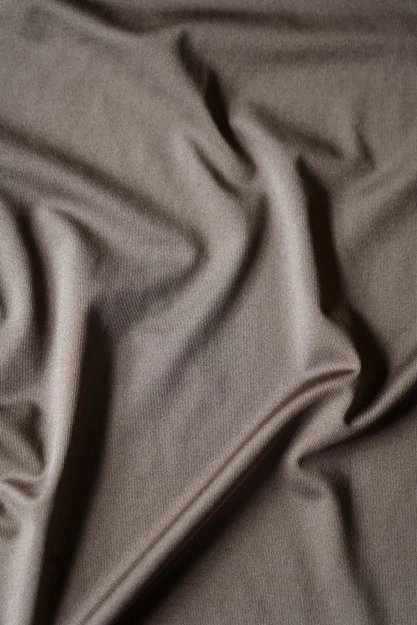 Closeup af stoffet på re do® Active T-shirt i Ash Brown