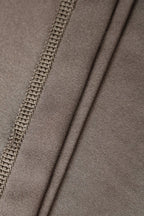 Closeup af syningerne på re do® Active T-shirt i Ash Brown