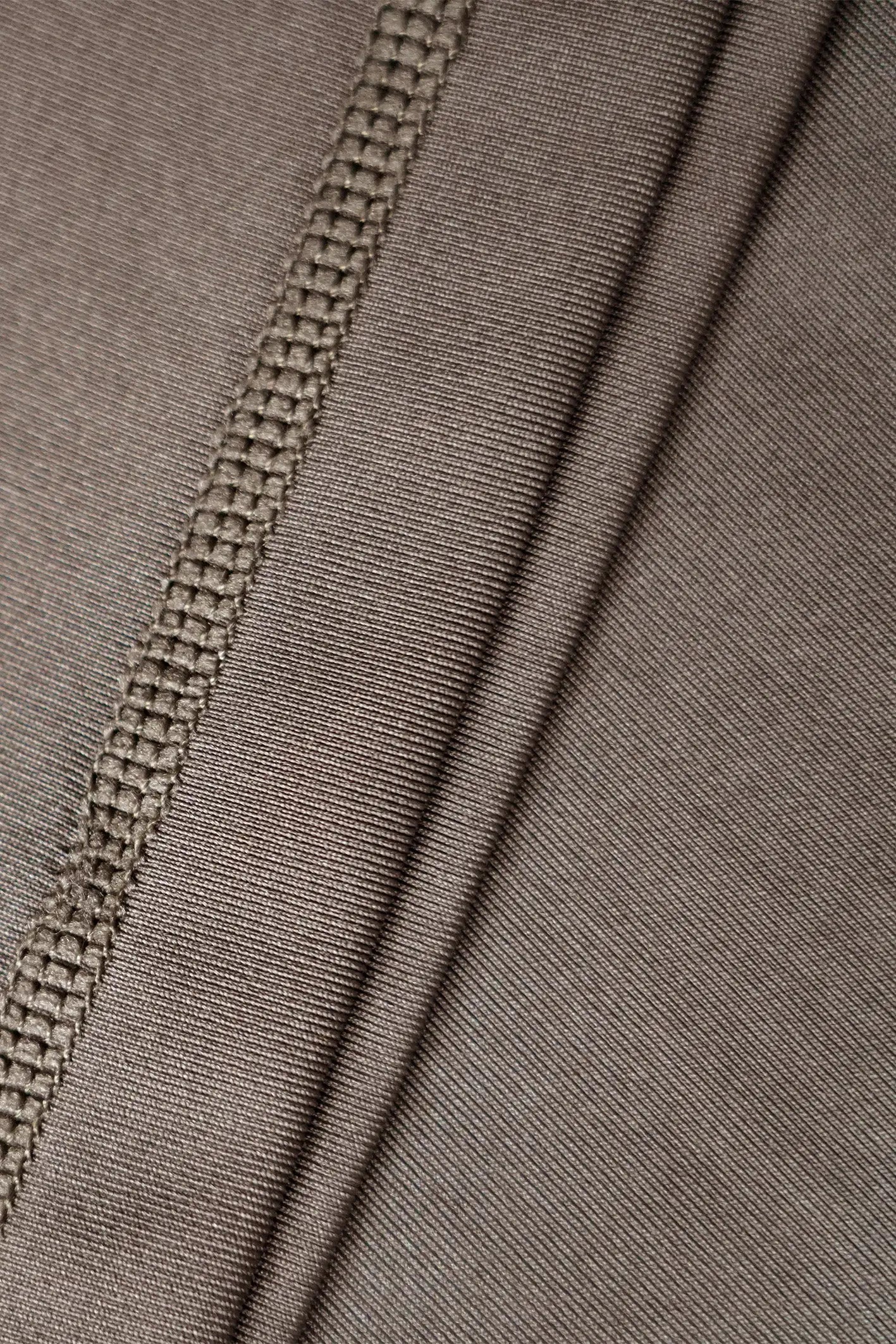 Closeup af syningerne på re do® Active T-shirt i Ash Brown