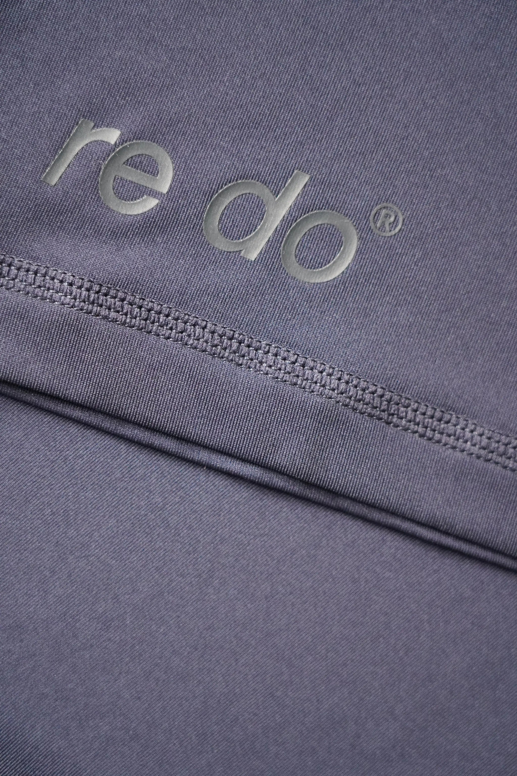 Closeup af logoet på re do® Active T-shirt i Navy Blue