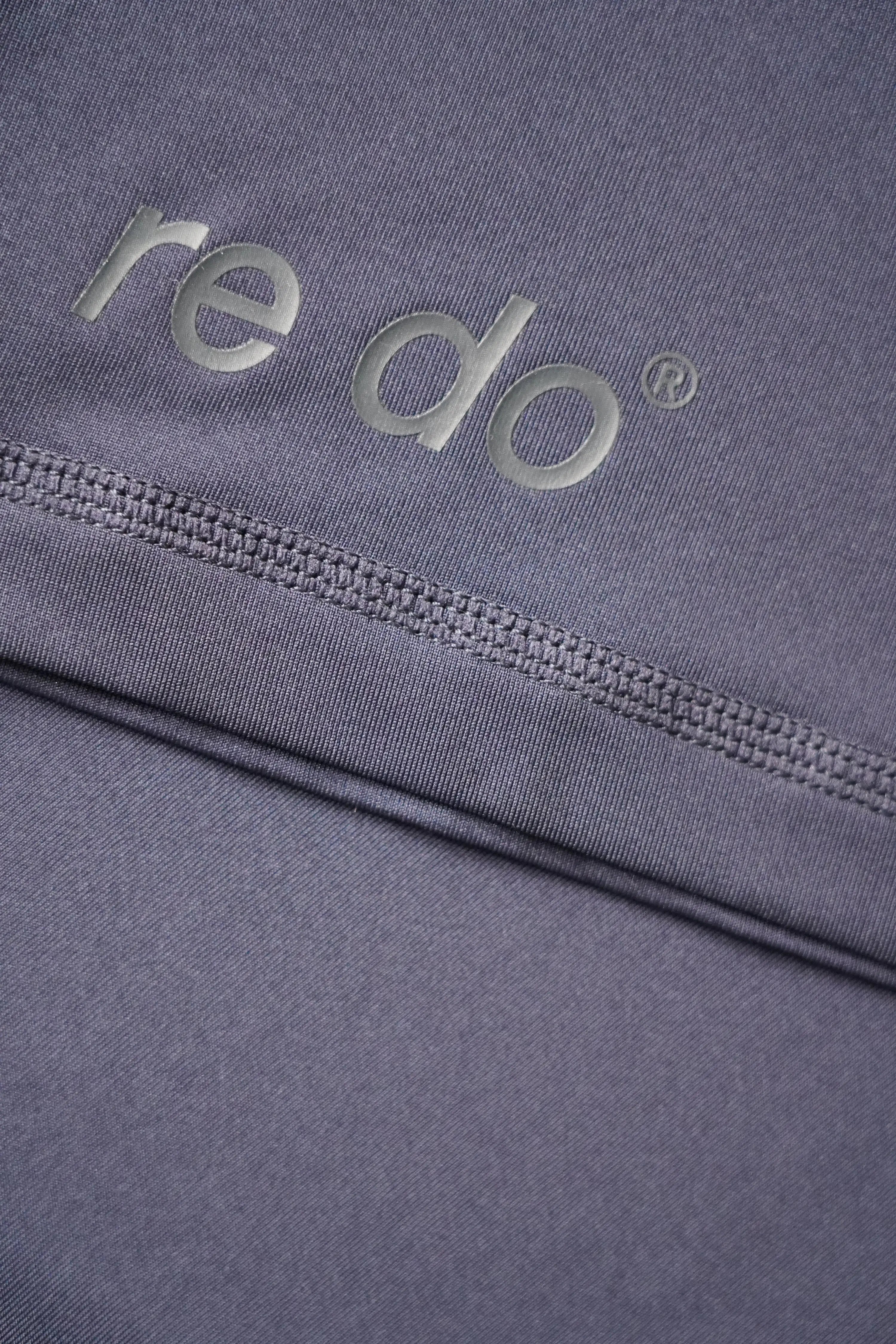 Closeup af logoet på re do® Active T-shirt i Navy Blue