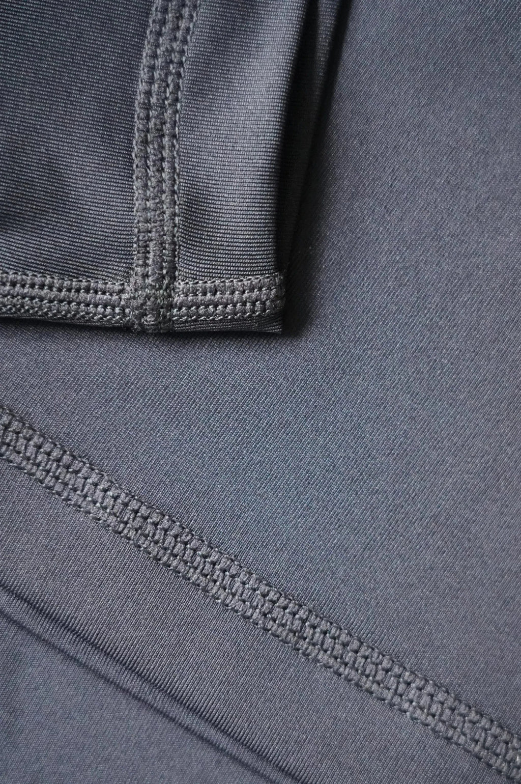 Closeup af syningerne på re do® Active T-shirt i Navy Blue