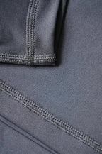 Closeup af syningerne på re do® Active T-shirt i Navy Blue