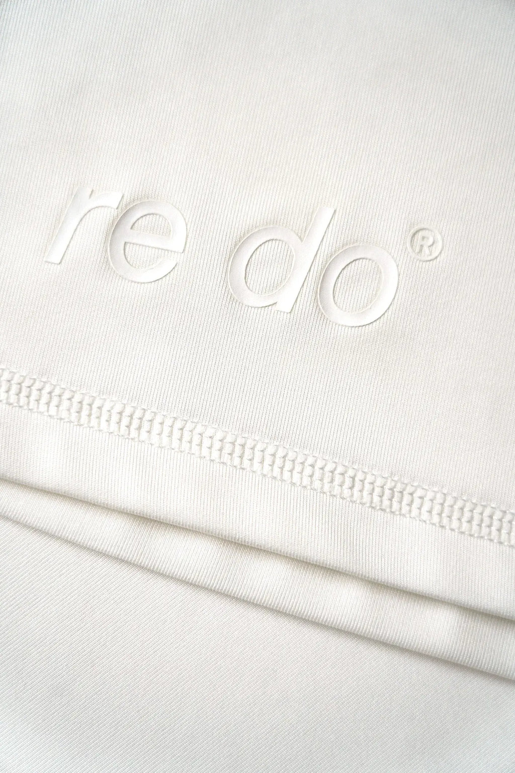 Closeup af logoet på re do® Active T-shirt i Star White. #star white