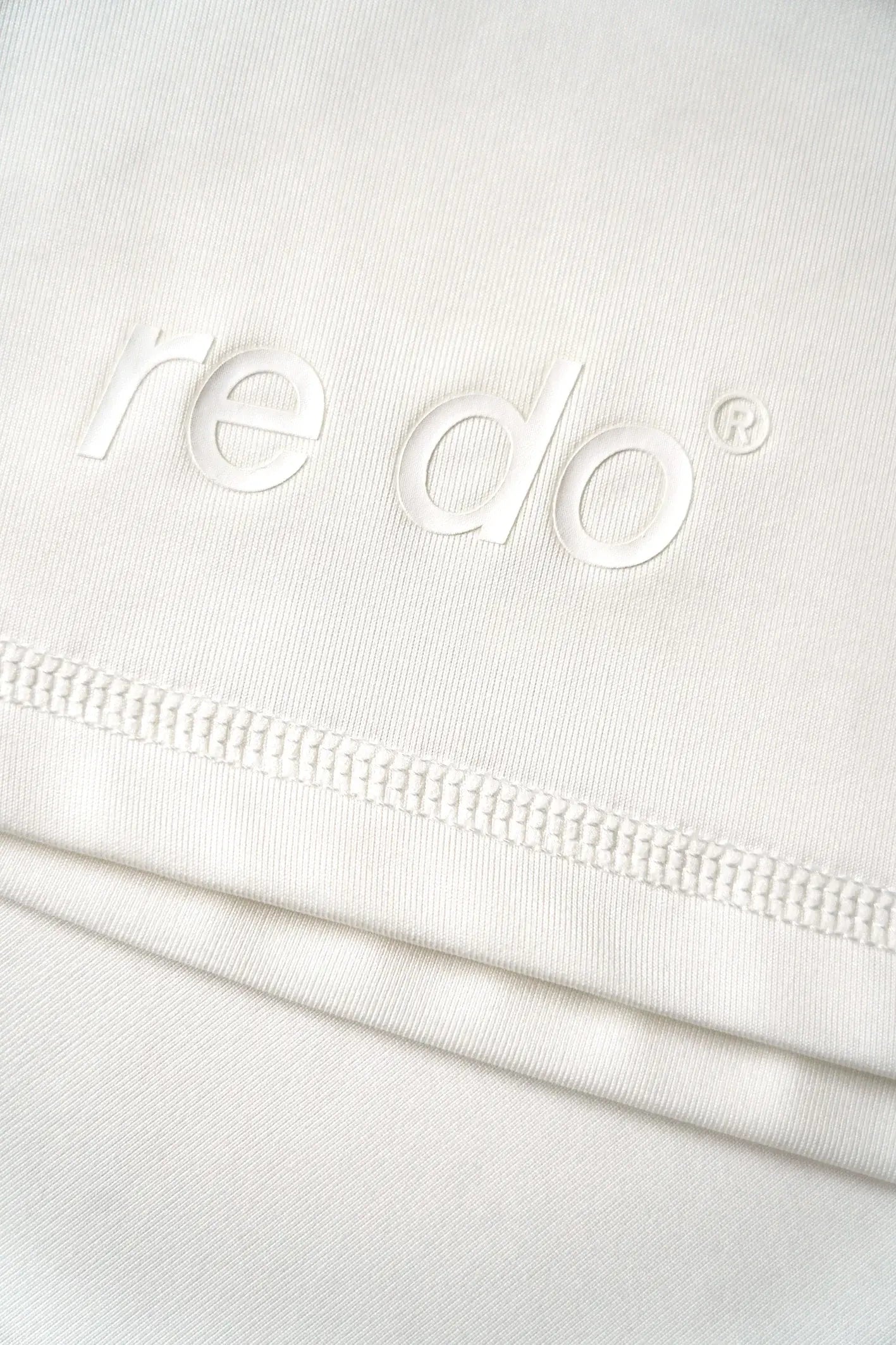 Closeup af logoet på re do® Active T-shirt i Star White. #star white