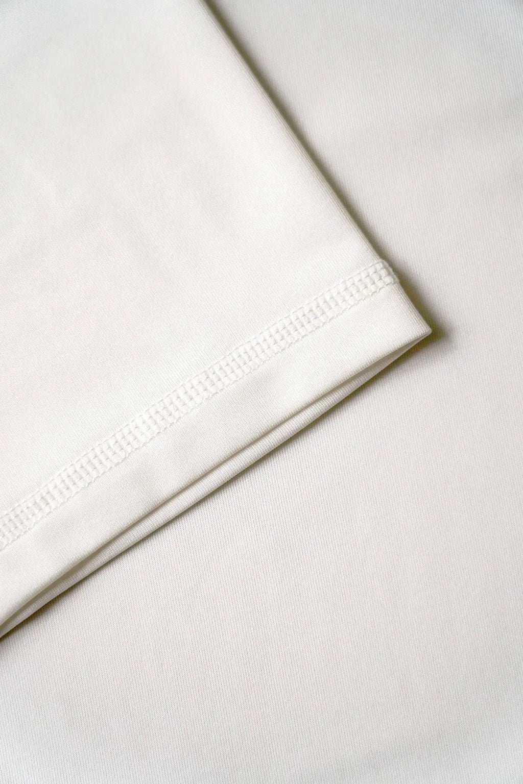 Closeup af syningerne på re do® Active T-shirt i Star White. #star white