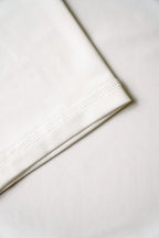 Closeup af syningerne på re do® Active T-shirt i Star White. #star white