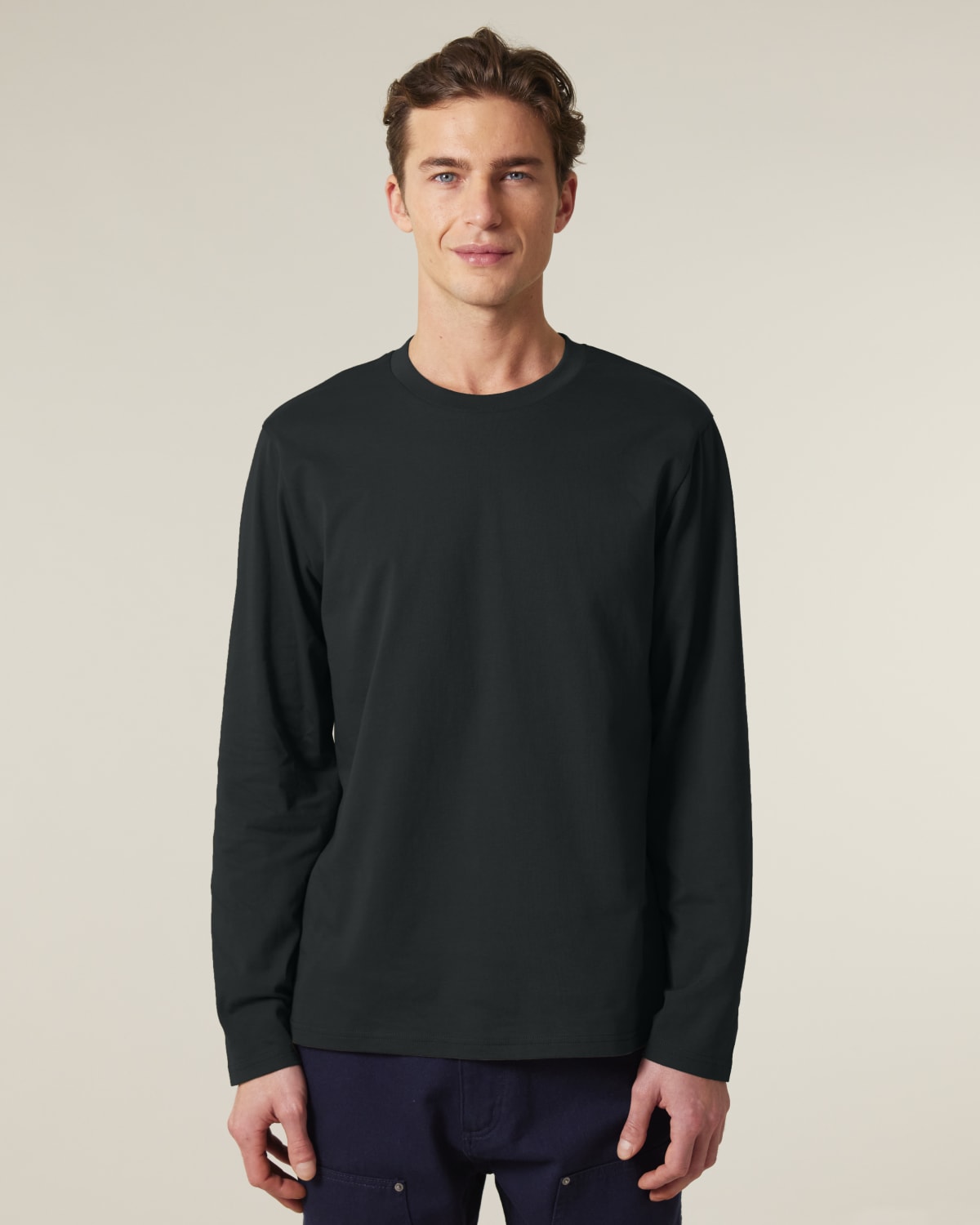 LONGSLEEVE T-SHIRT på model forfra #black