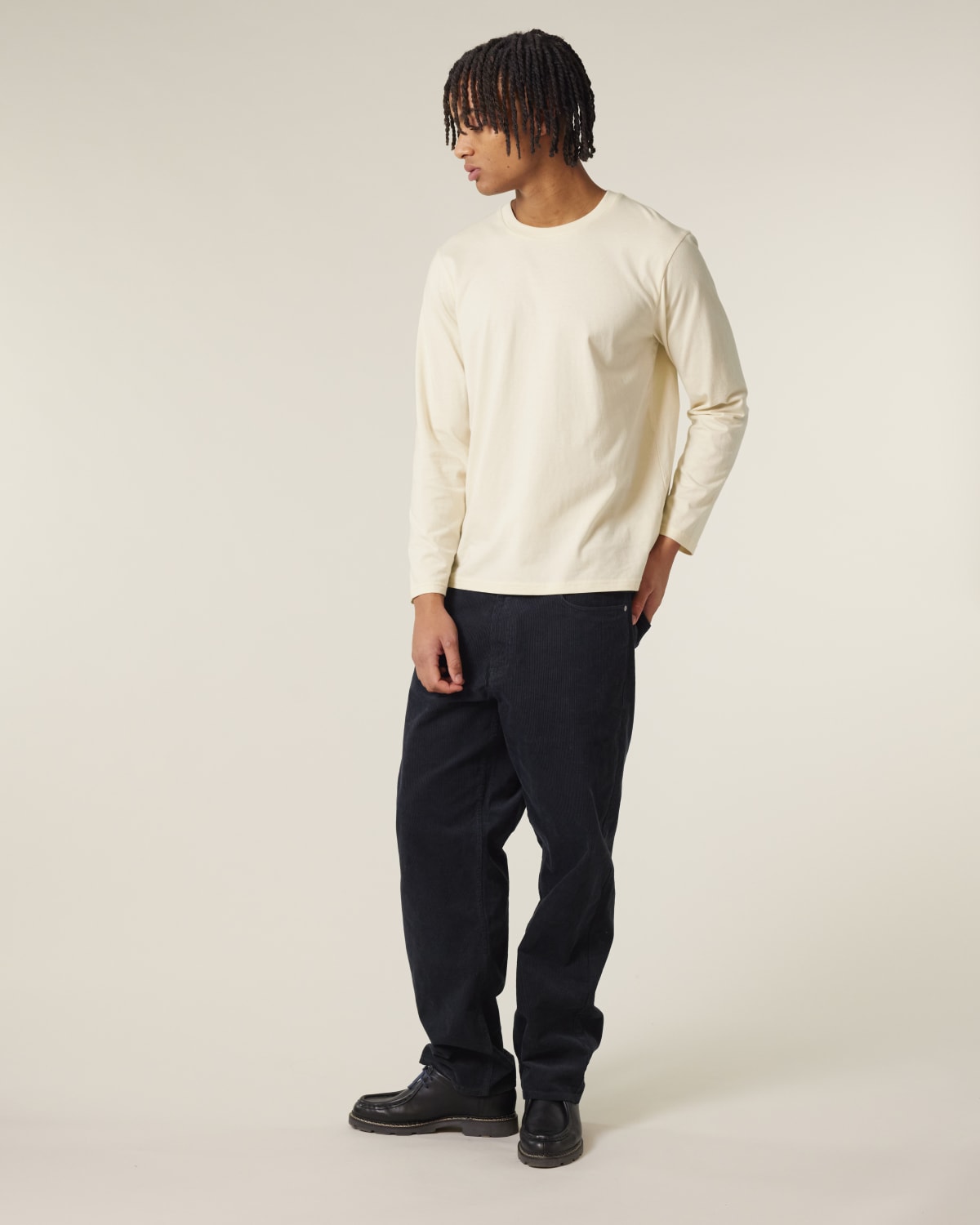 LONGSLEEVE T-SHIRT på model forfra #beige