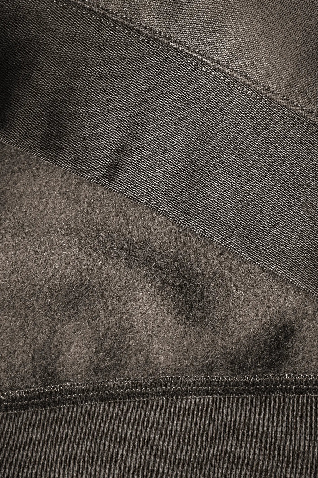 Closeup af ribkant og for på re do® Crewneck sweatshirt i Ash Brown