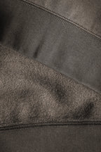 Closeup af ribkant og for på re do® Crewneck sweatshirt i Ash Brown