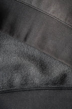 Closeup af ribkant og for på re do® Crewneck sweatshirt i sort