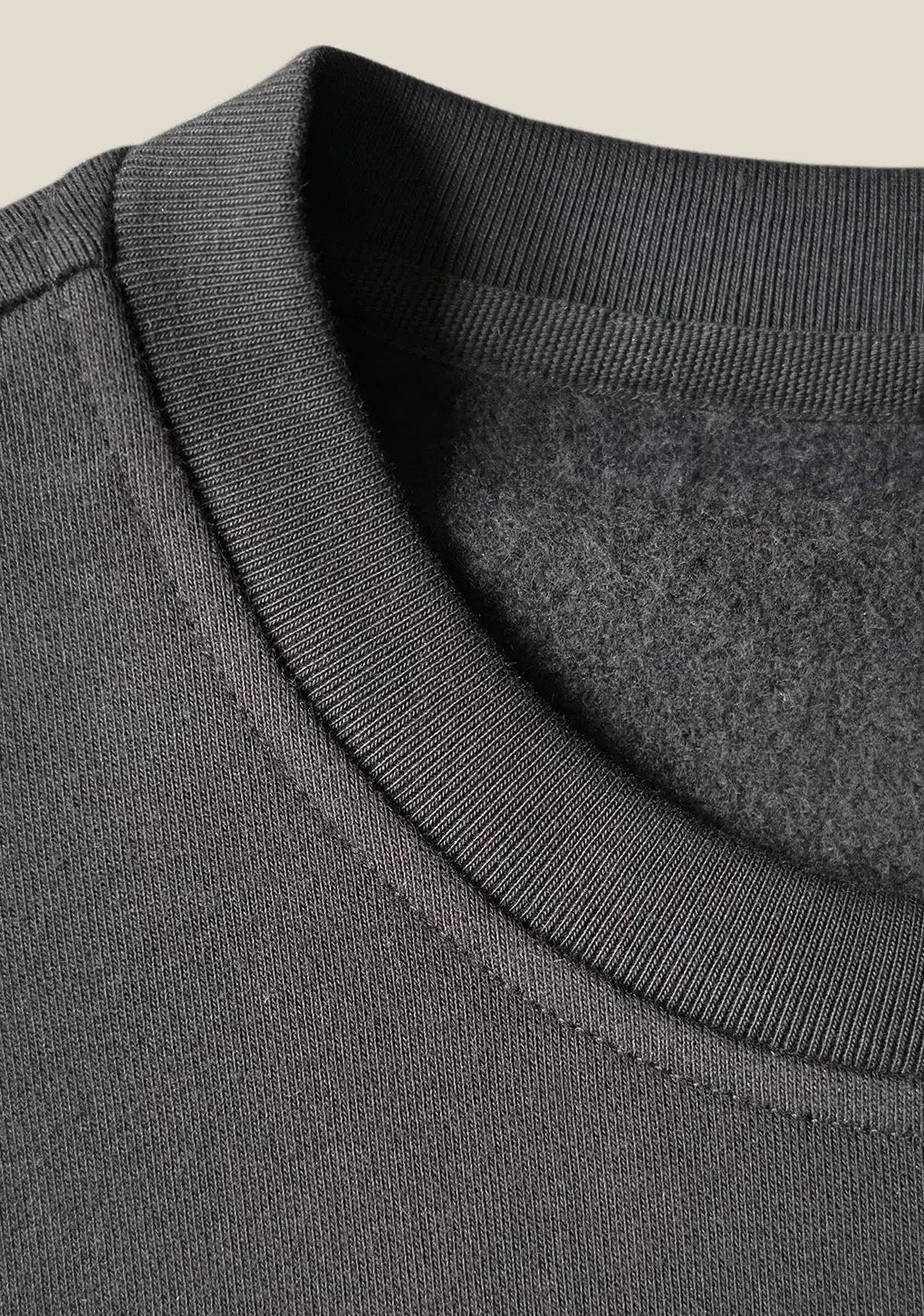 Closeup af krave ribkant på re do® Crewneck sweatshirt i sort