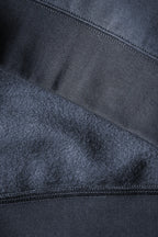Closeup af ribkant og for på re do® Crewneck sweatshirt i Navy Blue