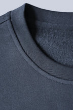 Closeup af krave ribkant på re do® Crewneck sweatshirt i Navy Blue