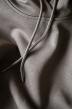 Closeup af stof og hættesnore på re do® hoodie sweatshirt i Ash Brown