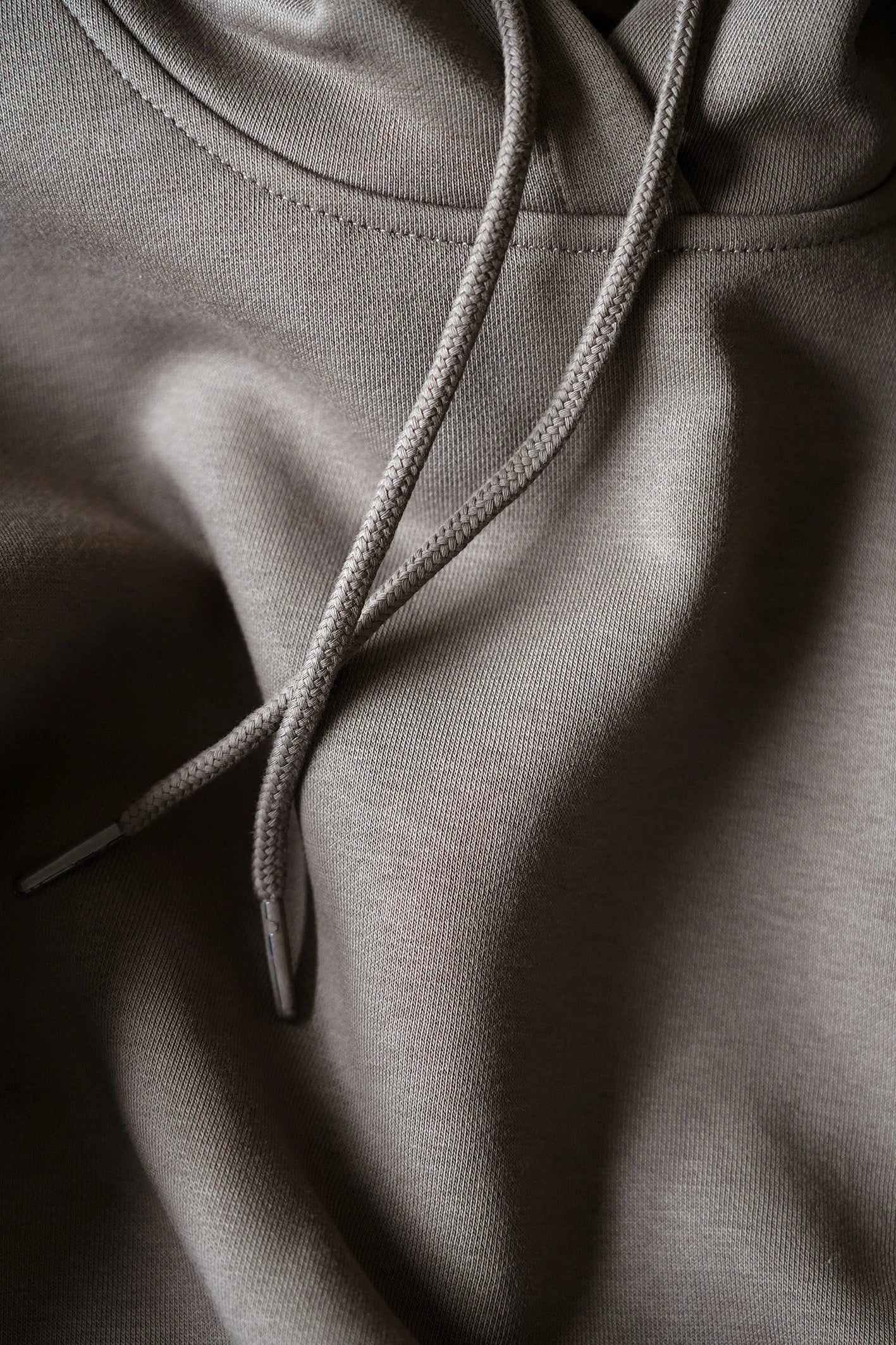 Closeup af stof og hættesnore på re do® hoodie sweatshirt i Ash Brown