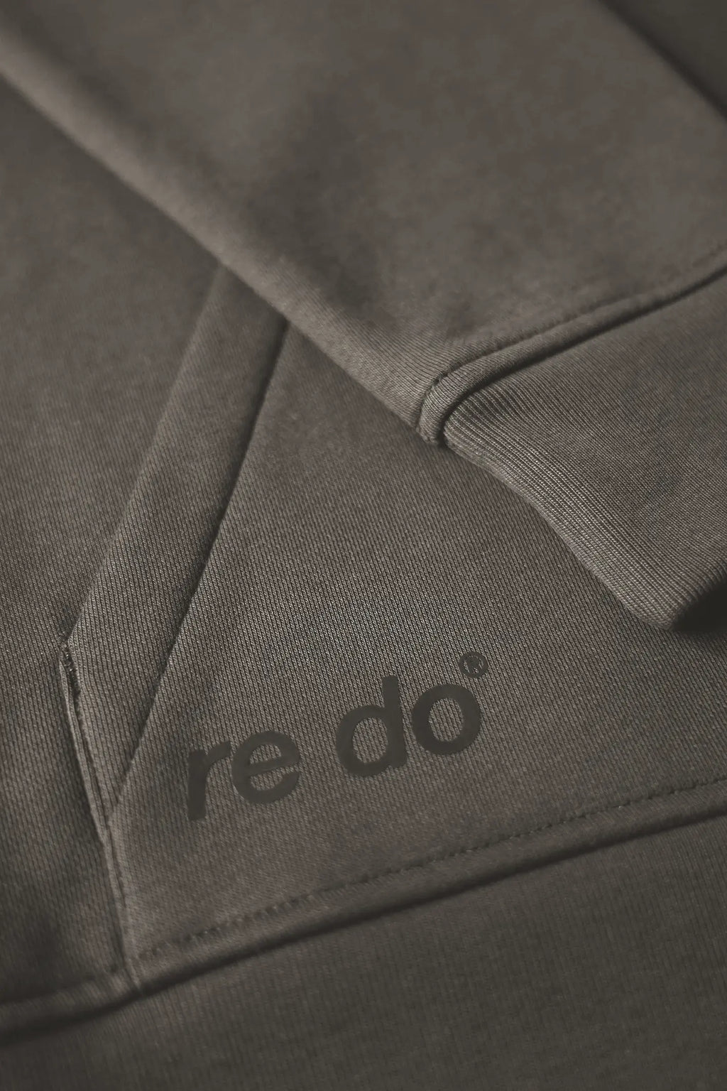 Closeup af logo, ærme og ribkant på re do® hoodie sweatshirt i Ash Brown