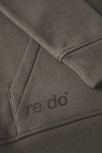 Closeup af logo, ærme og ribkant på re do® hoodie sweatshirt i Ash Brown