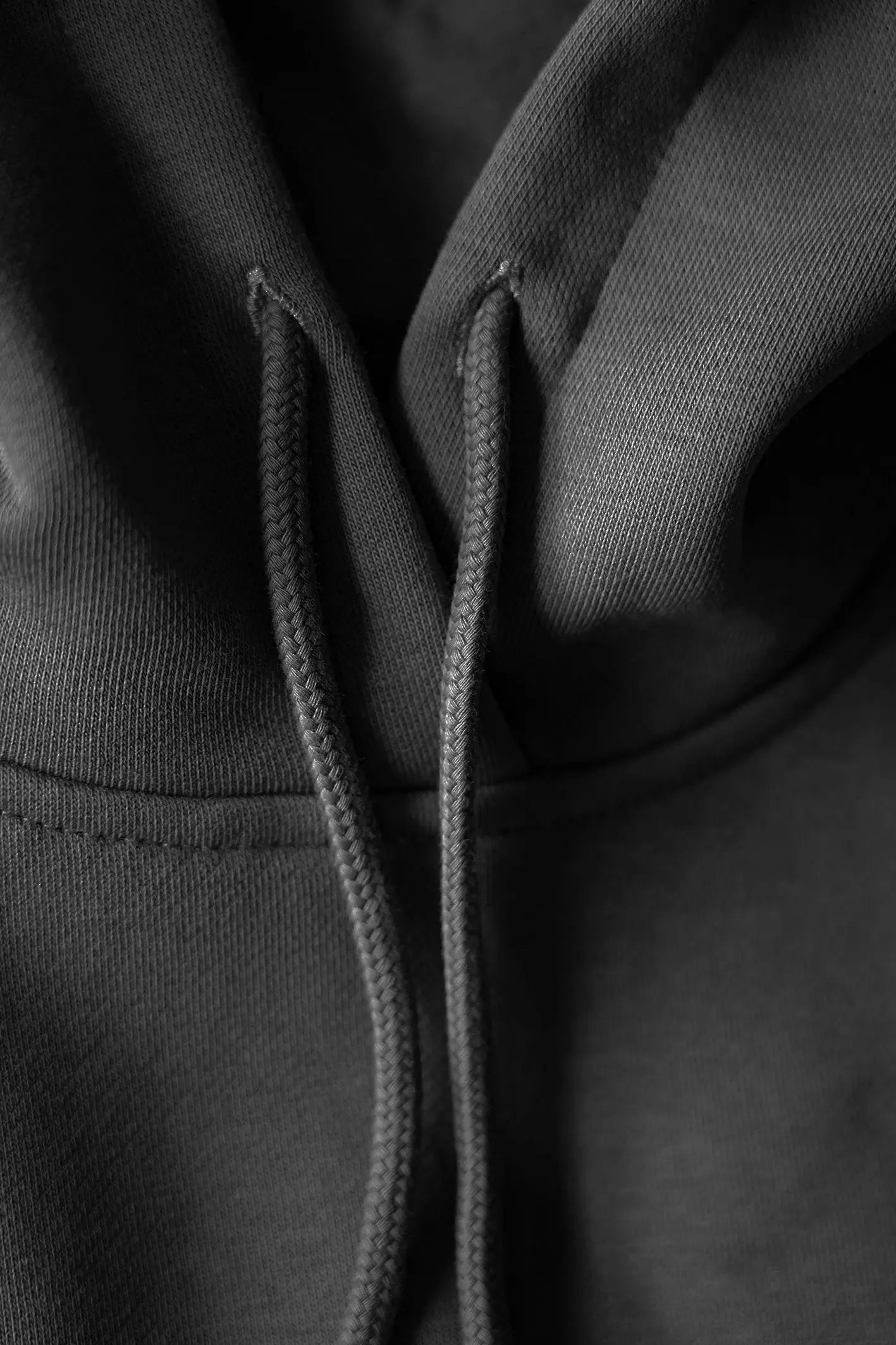 Closeup af stof og hættesnore på re do® hoodie sweatshirt i sort
