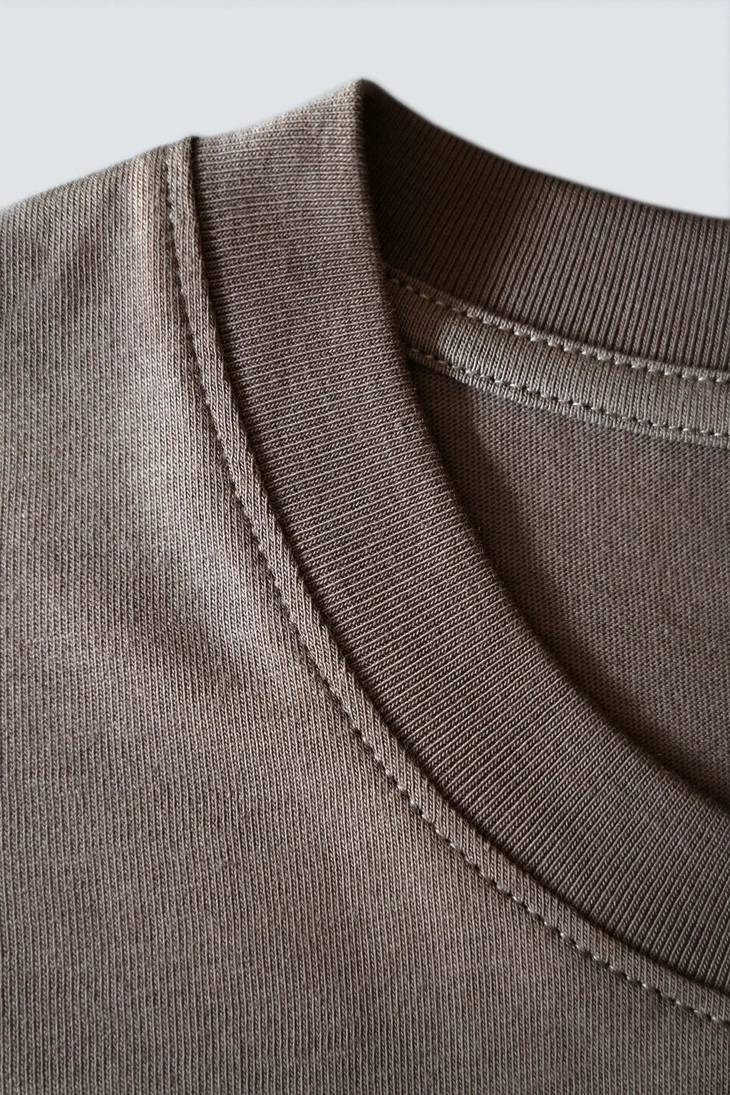 Closeup af krave på re do® Bomuld T-shirt i Ash Brown