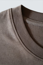 Closeup af krave på re do® Bomuld T-shirt i Ash Brown