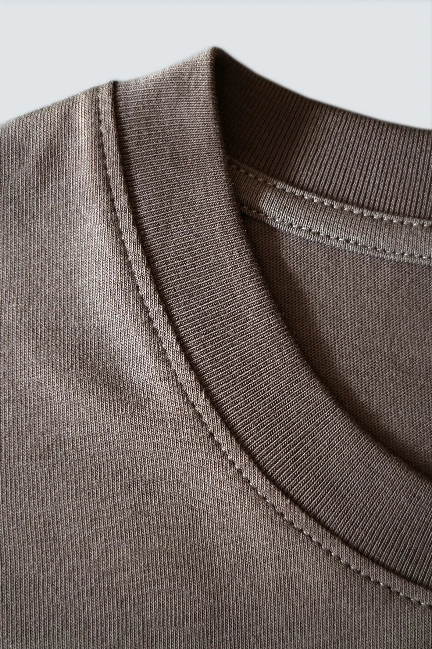 Closeup af krave på re do® Bomuld T-shirt i Ash Brown