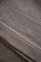 Closeup af logo på re do® Bomuld T-shirt i Ash Brown