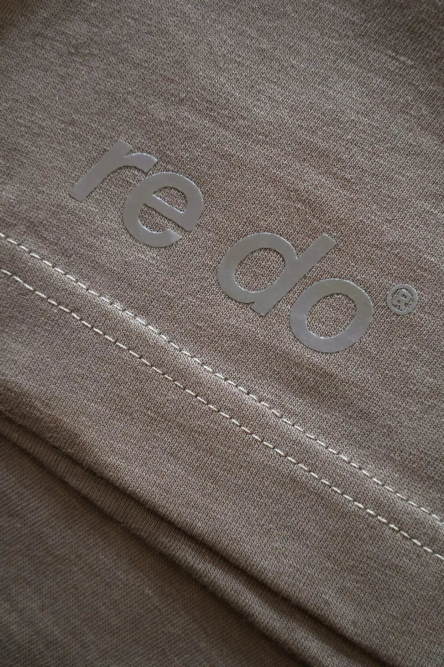 Closeup af logo på re do® Bomuld T-shirt i Ash Brown