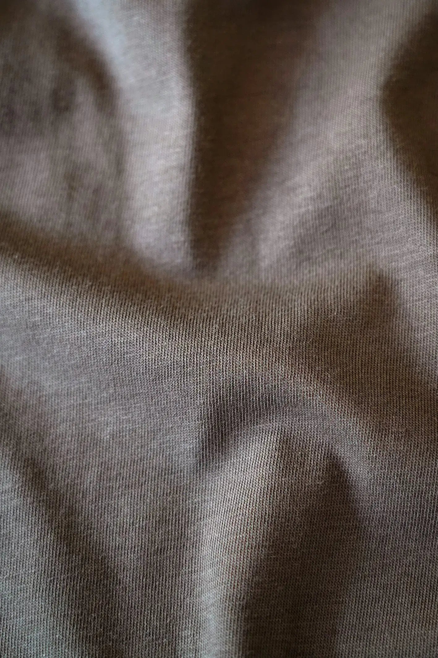 Closeup af stoffet på re do® Bomuld T-shirt i Ash Brown