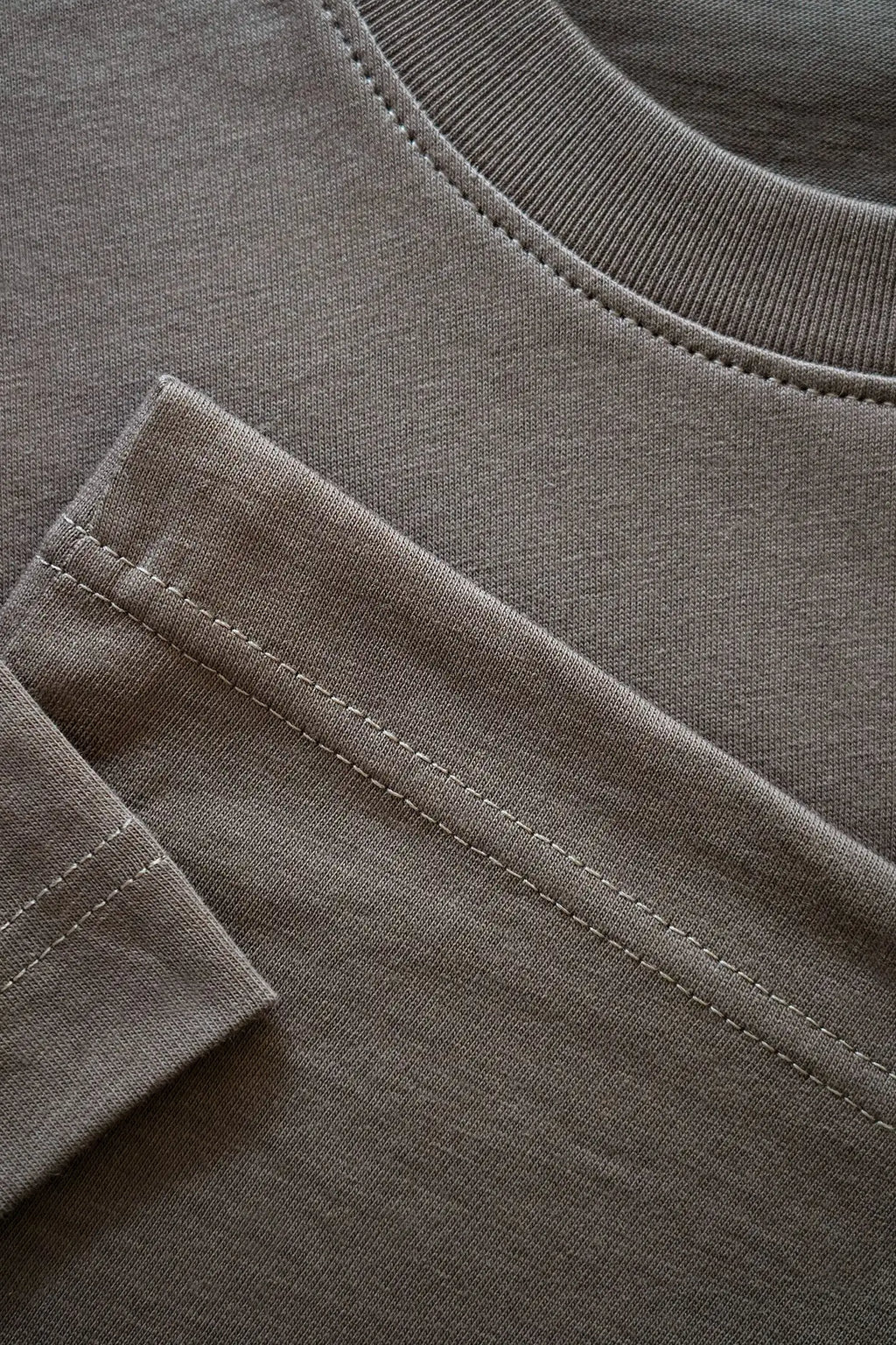 Closeup af syninger på re do® Bomuld T-shirt i Ash Brown