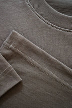 Closeup af syninger på re do® Bomuld T-shirt i Ash Brown