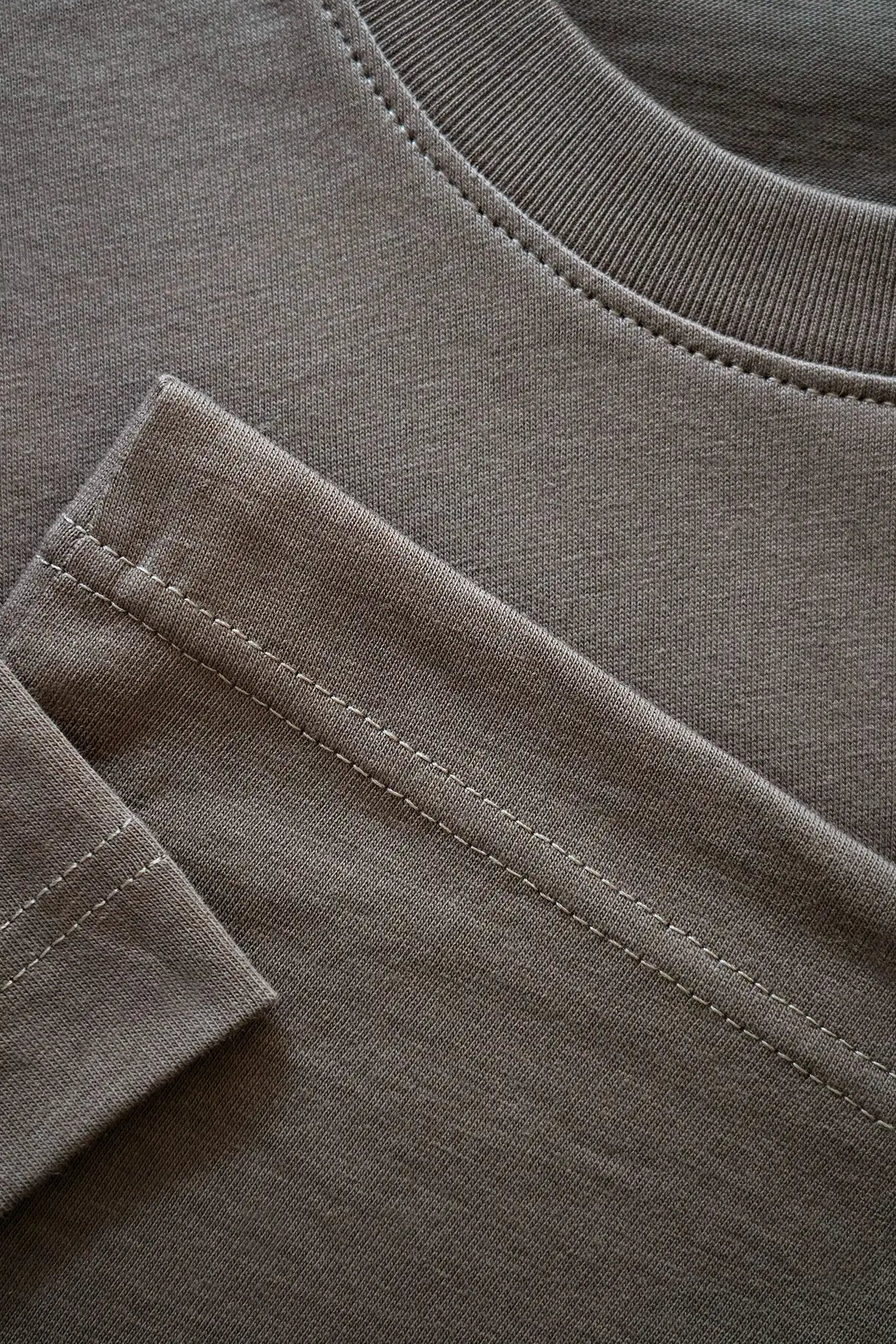 Closeup af syninger på re do® Bomuld T-shirt i Ash Brown