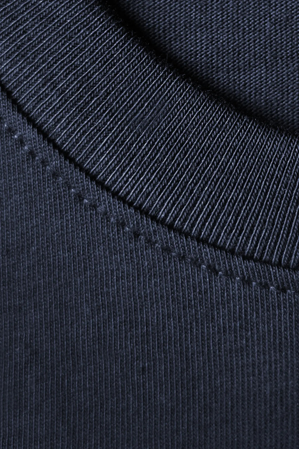 Closeup af krave på re do® Bomuld T-shirt i #Navy Blue