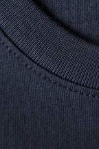 Closeup af krave på re do® Bomuld T-shirt i #Navy Blue