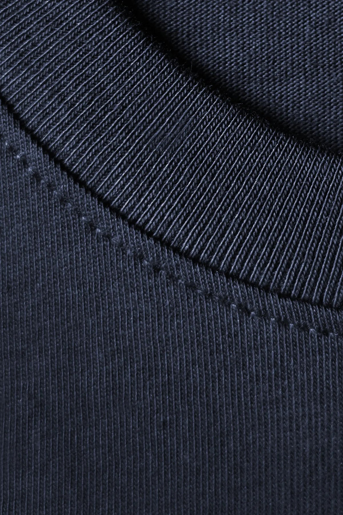 Closeup af krave på re do® Bomuld T-shirt i #Navy Blue