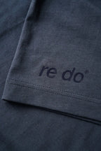 Closeup af logo og syninger på re do® Bomuld T-shirt i #Navy Blue