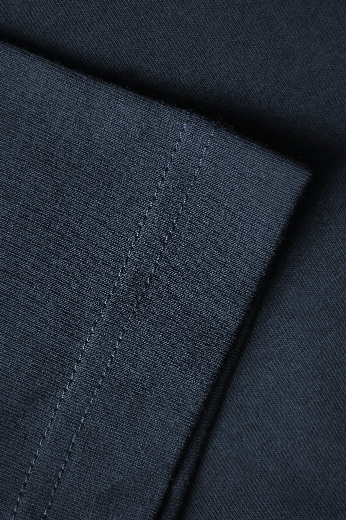 Closeup af syninger på re do® Bomuld T-shirt i #Navy Blue