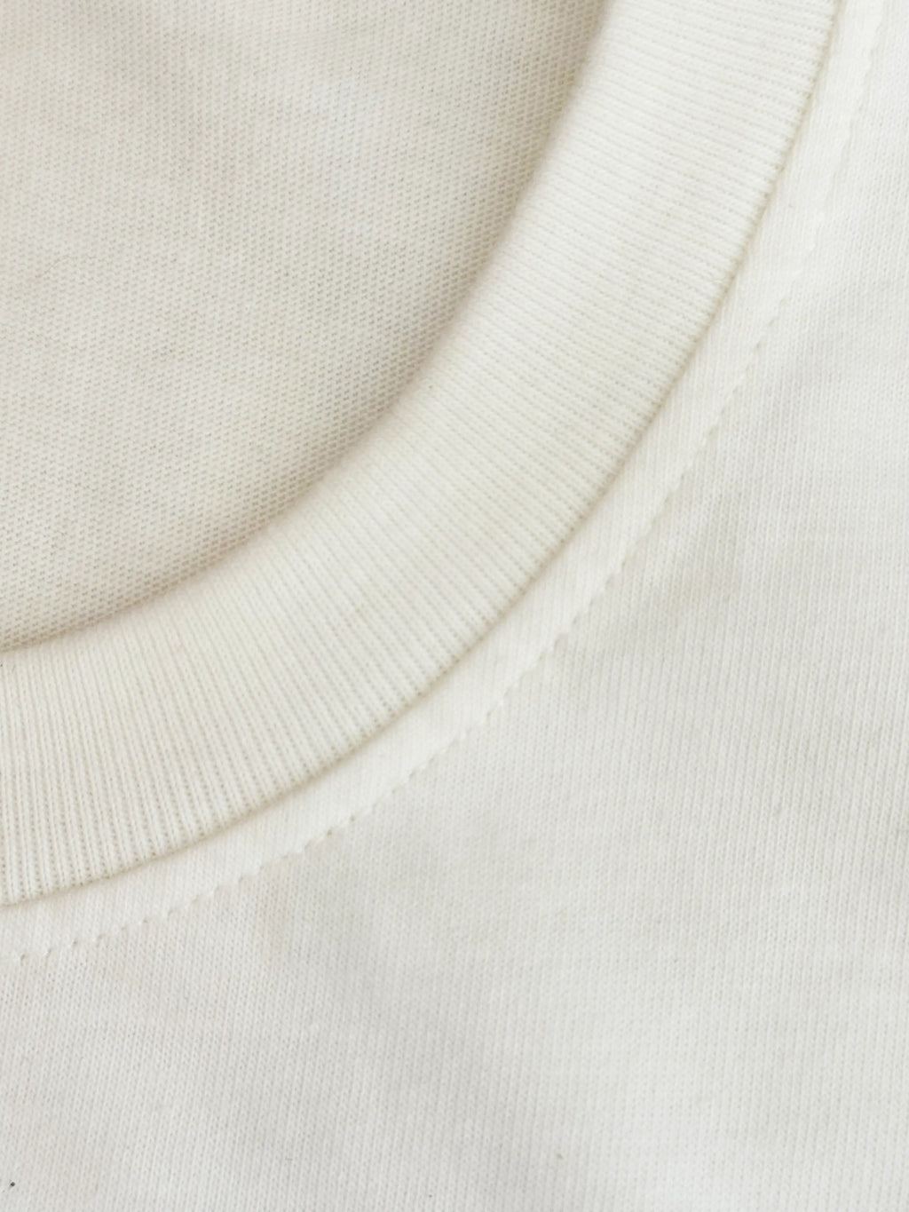 Closeup af krave på re do® Bomuld T-shirt i Star White