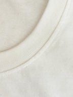 Closeup af krave på re do® Bomuld T-shirt i Star White