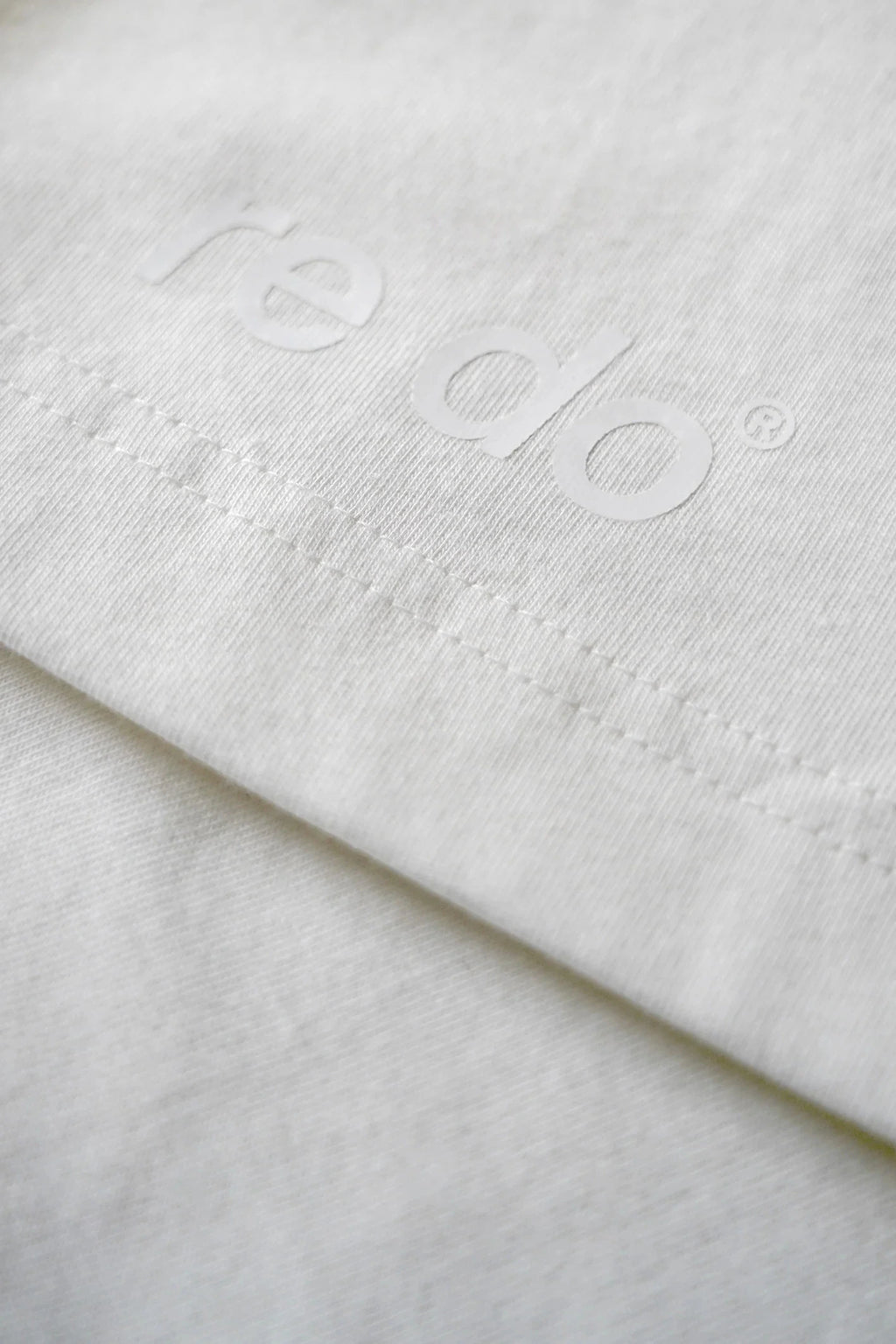 Closeup af logo på re do® Bomuld T-shirt i Star White