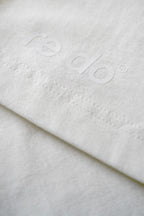 Closeup af logo på re do® Bomuld T-shirt i Star White