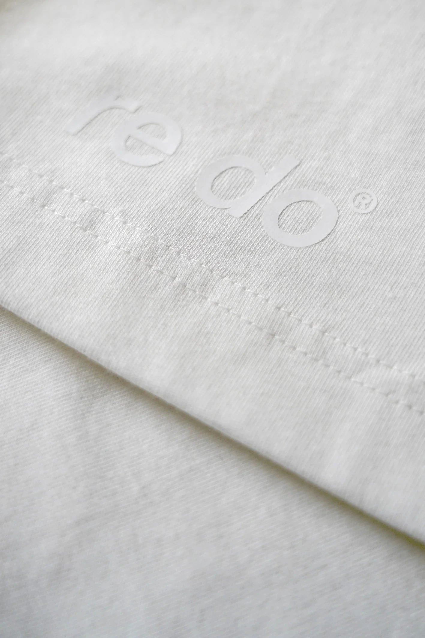 Closeup af logo på re do® Bomuld T-shirt i Star White