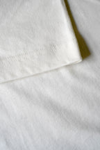 Closeup af syninger på re do® Bomuld T-shirt i Star White