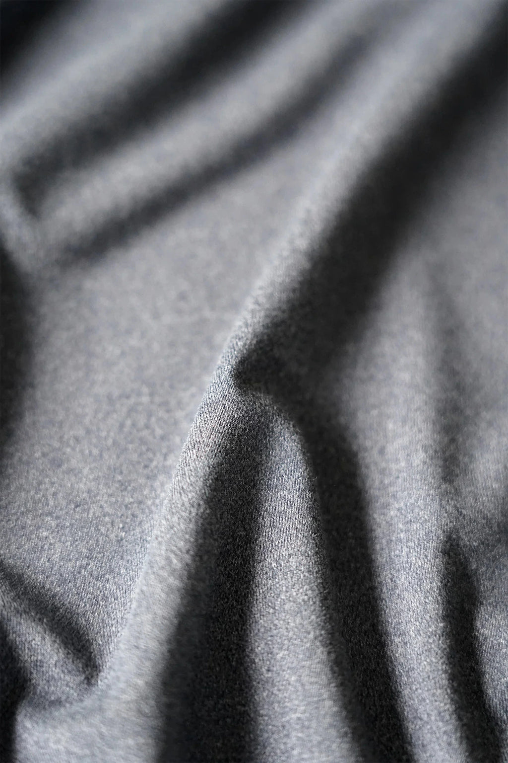 Closeup af stoffet på re do® Movement T-shirt i Antracite