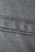 Closeup af syningen på re do® Movement T-shirt i Antracite