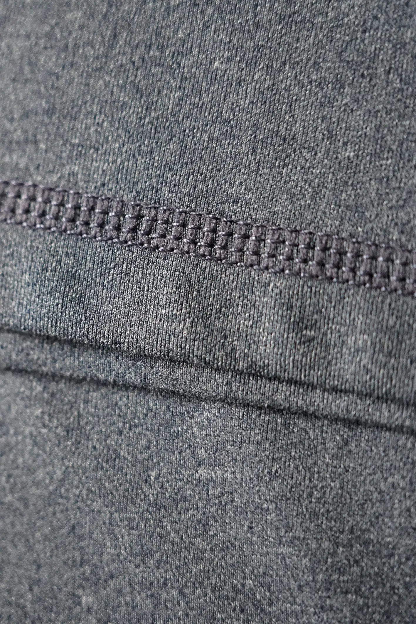 Closeup af syningen på re do® Movement T-shirt i Antracite